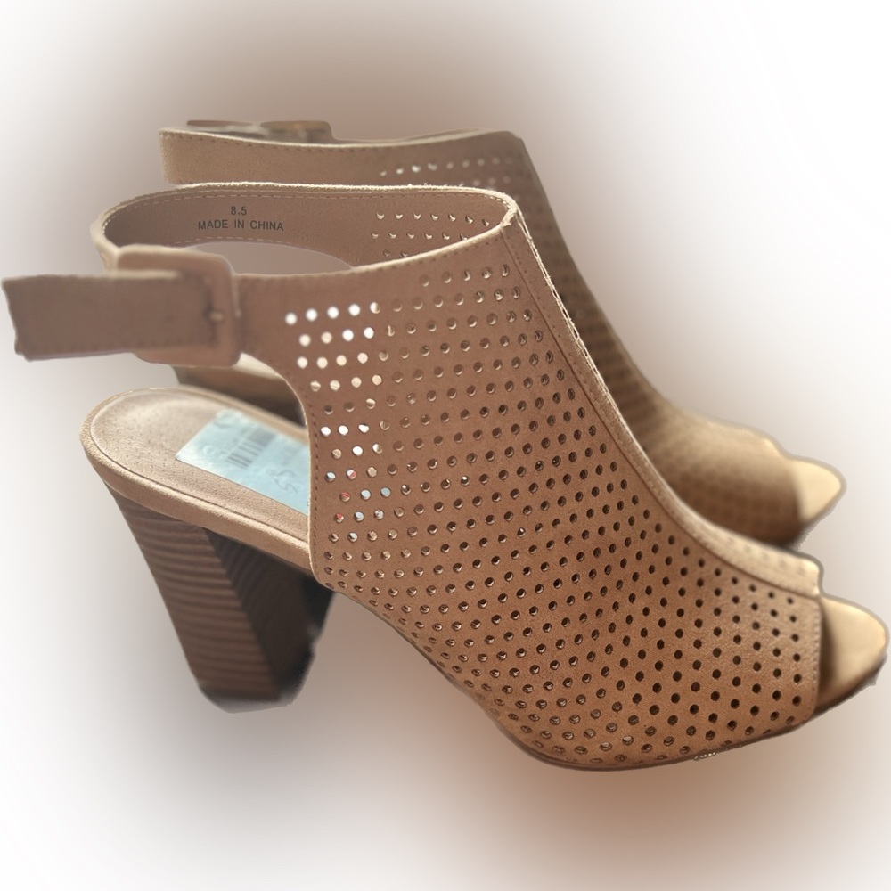 Madden Girl size 8.5 beige block heel wedges